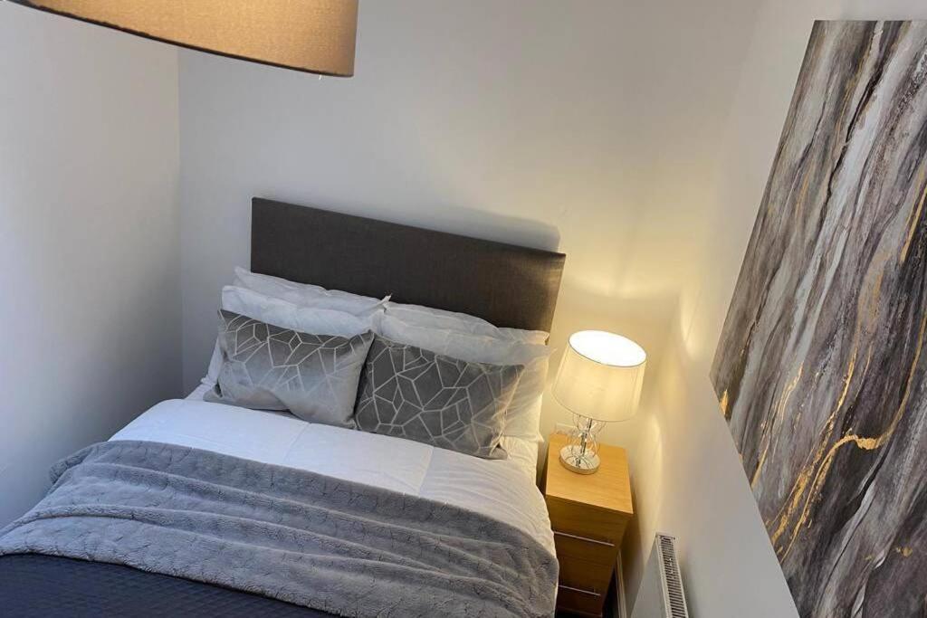 Alicia Newport By Mia Living 2 Bedroom Apartment With Dedicated Parking Exteriér fotografie